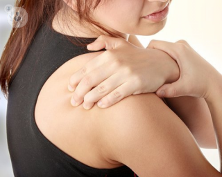 woman with rotator cuff injury