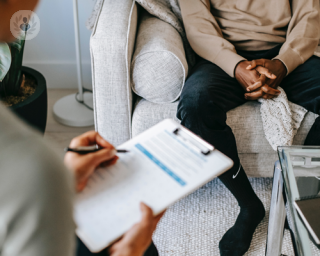 Man discussing issue in psychotherapy session that's connected to gender and power in therapy