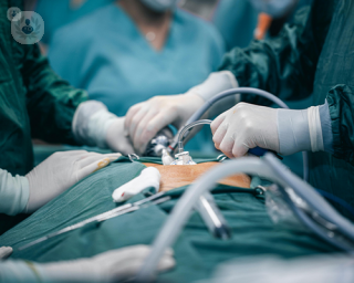 Surgeons performing a laparoscopic hysterectomy