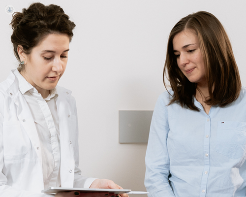 Woman discussing complex endometriosis with a specialist.